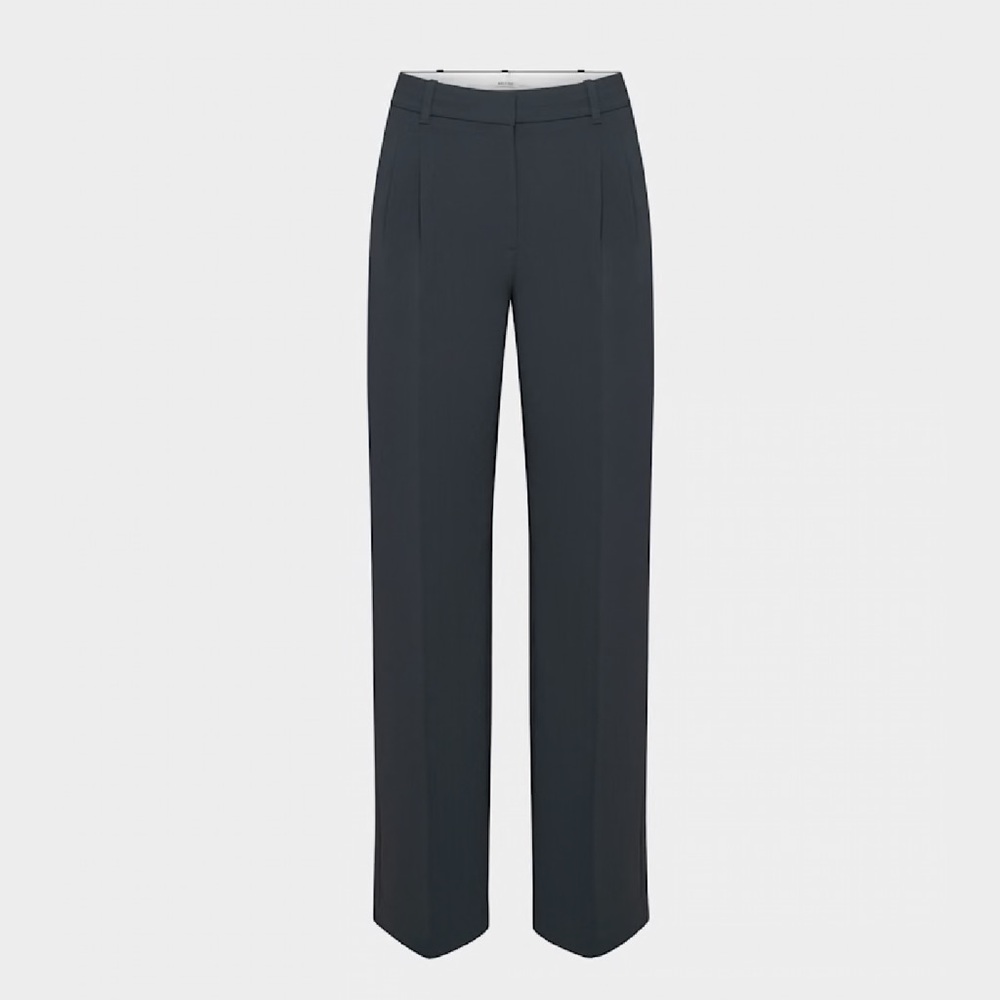 NWOT Aritzia effortless pants Regular size 00
Color dark night navy